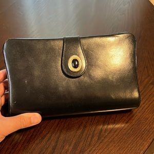 Vintage clutch in excellent condition. Italian leather